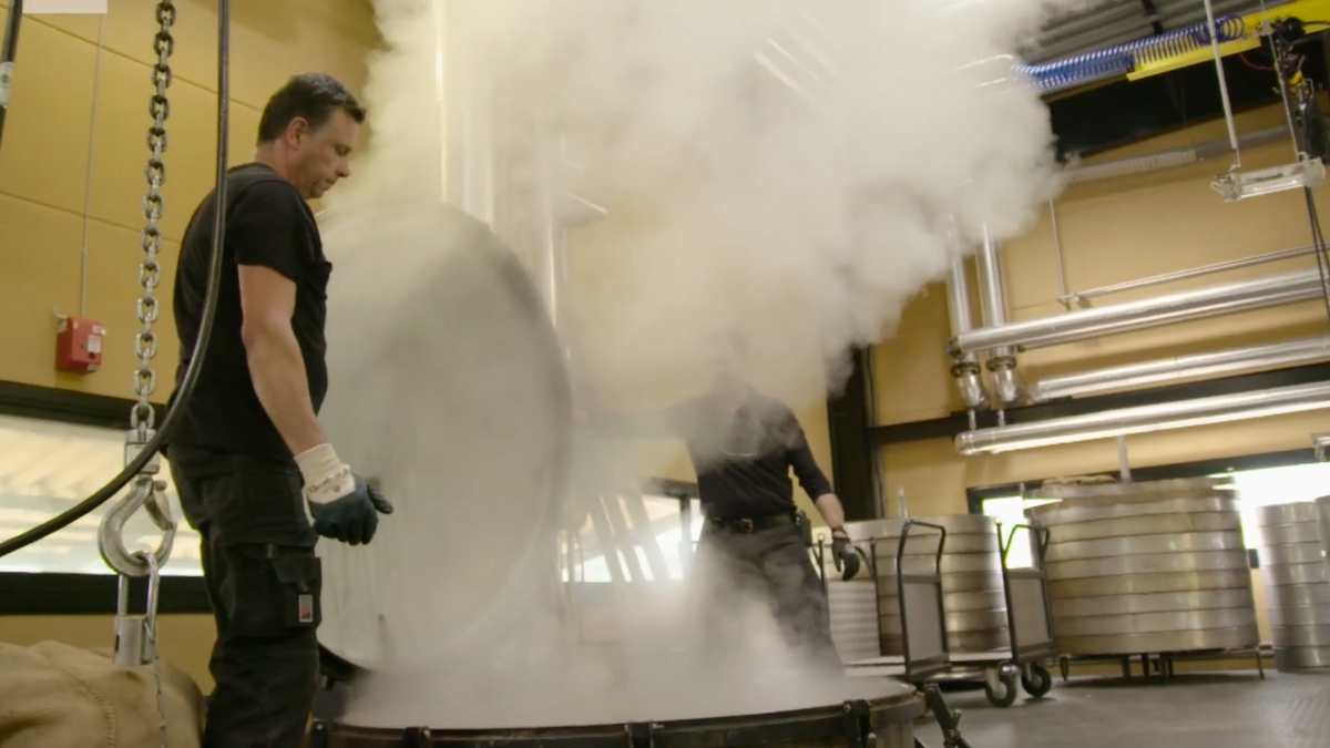 Hoa tươi sau khi thu hoạch nhanh chóng được chuyển về nhà máy trước khi chúng bị héo và thu nhỏ cánh lại.