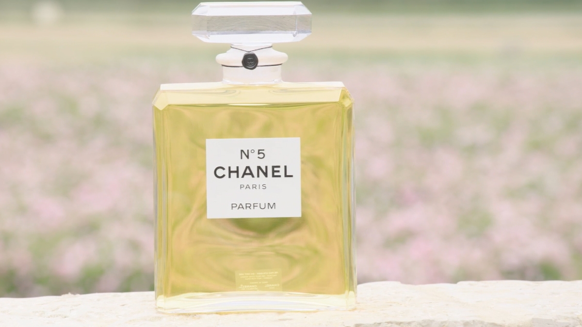 Mỗi chai Chanel No.5 có dung tích 30ml được làm bằng nguyên liệu chưng cất của khoảng 1.000 bông hoa nhài và 12 bông hồng.