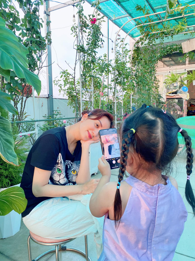 Nhà Phan Hiển - Khánh Thi có vườn cây tiền tỷ, nhiều cây đột biến “đếm lá tính tiền”